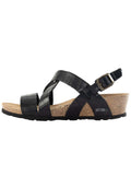Schwarze Kunstleder-Sandalen mit überkreuzten Riemen, Kork-Wedge-Absatz und verstellbarem Schnallenverschluss. Strukturierte Oberfläche mit einer flachen Gummisohle.