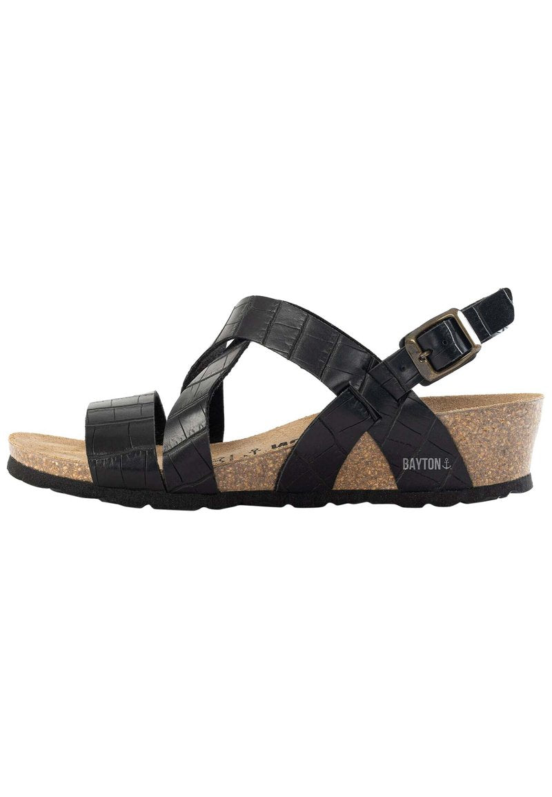 Schwarze Kunstleder-Sandalen mit überkreuzten Riemen, Kork-Wedge-Absatz und verstellbarem Schnallenverschluss. Strukturierte Oberfläche mit einer flachen Gummisohle.