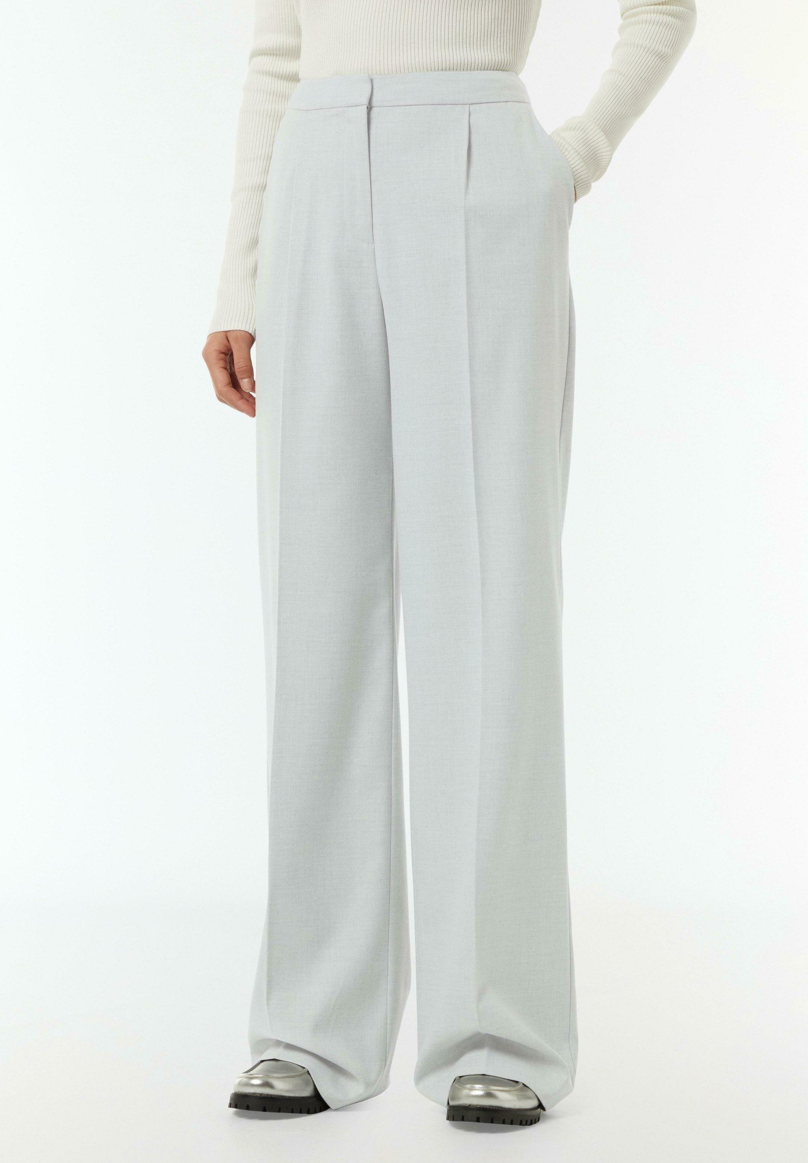 WIDE-LEG-AUS FLIESSENDEM Media 3