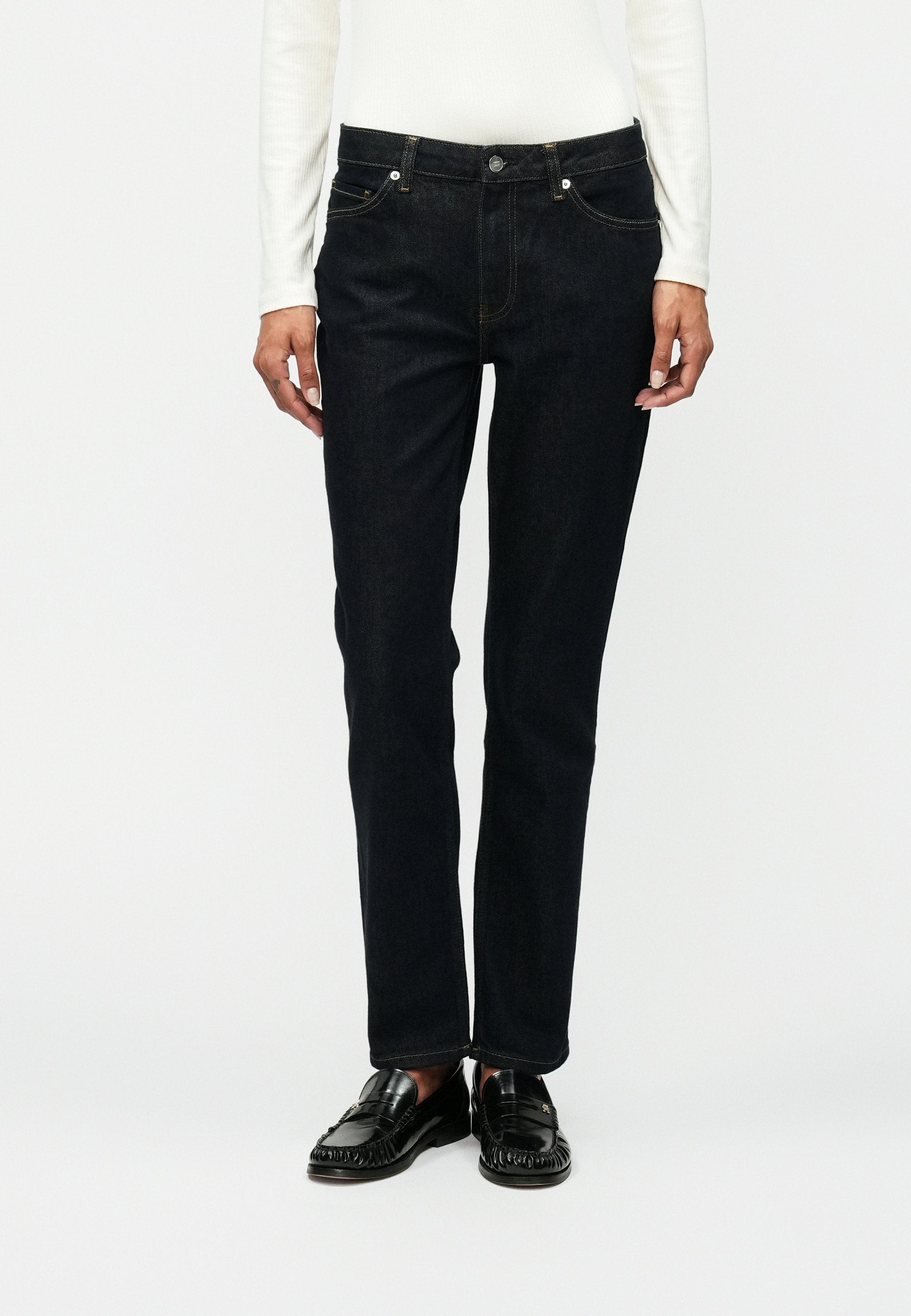 MID RISE SLIM JEANS Media 3