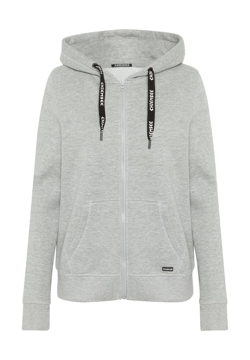 Grauer Reißverschluss-Hoodie aus weichem Material, mit einem Frontreißverschluss, zwei Seitentaschen und kontrastierenden schwarzen Kordelzügen mit Logo-Details.
