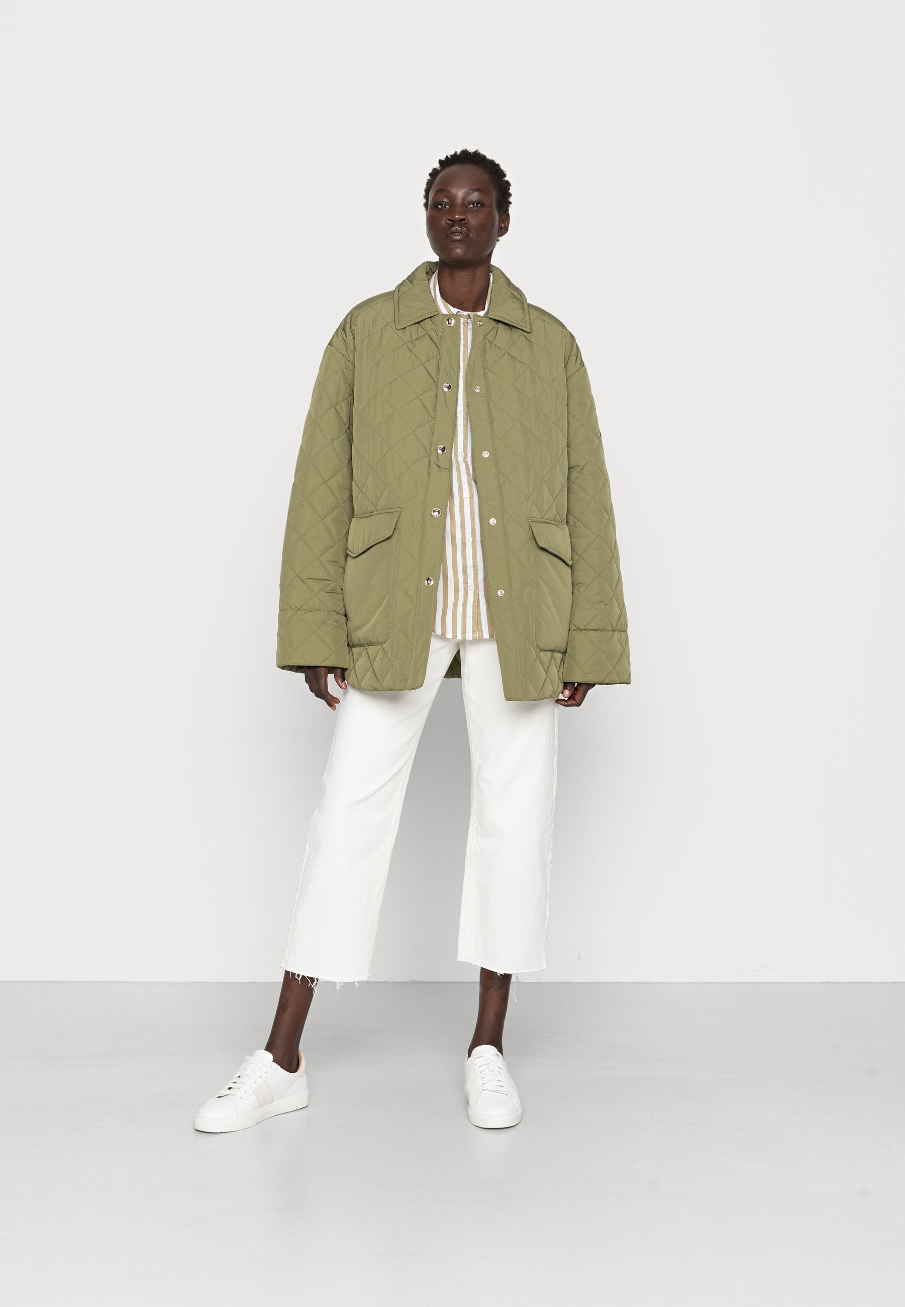 QUILTEDSORONA SHORT SHACKET Media 2