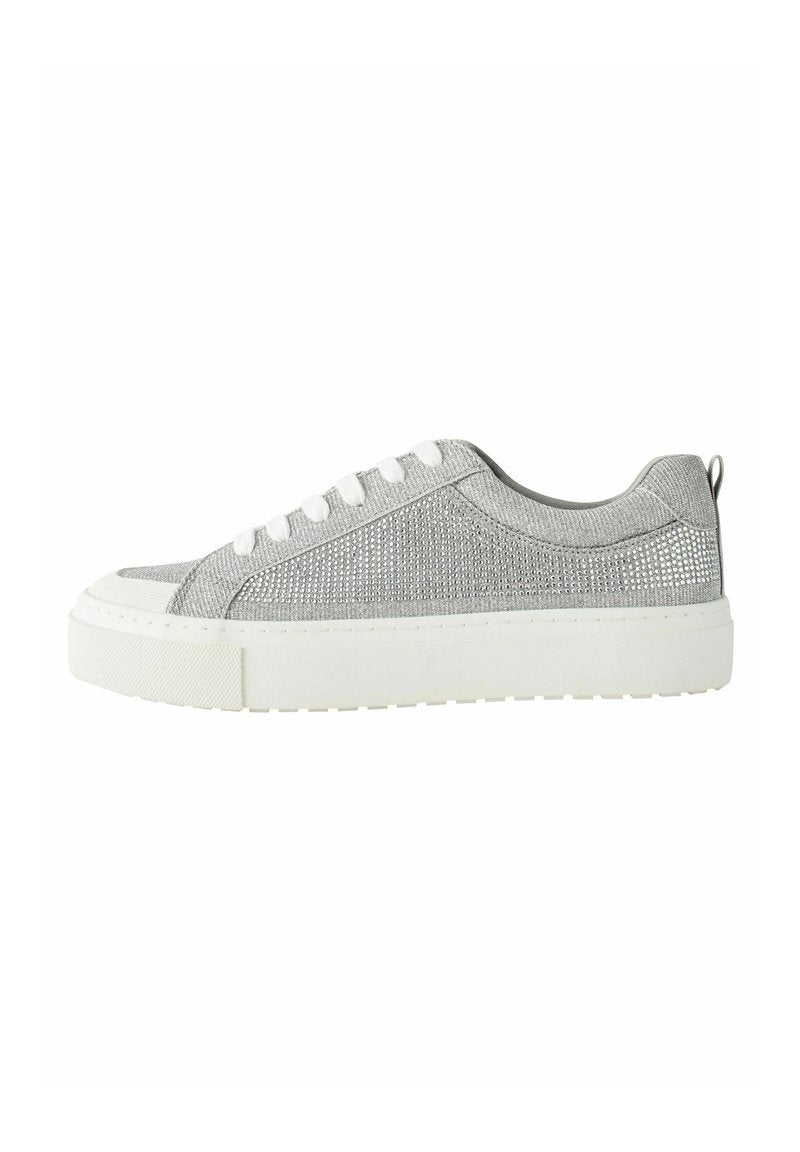 Silberne Sneakers mit einer strukturierten, schimmernden Oberfläche, weißen Schnürsenkeln und einer dicken weißen Gummisohle. Mit einem Zugband an der Ferse.