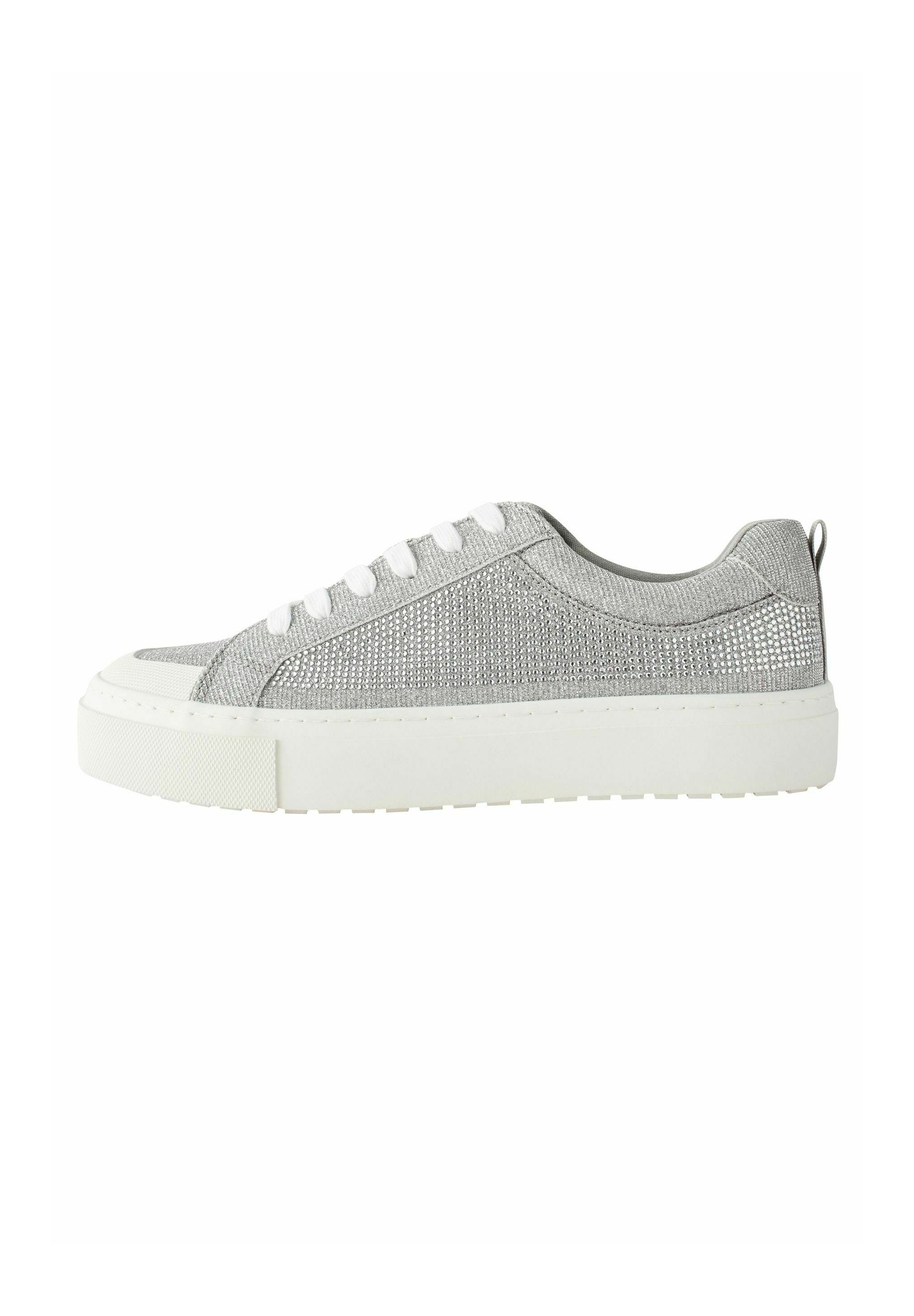 Silberne Sneakers mit einer strukturierten, schimmernden Oberfläche, weißen Schnürsenkeln und einer dicken weißen Gummisohle. Mit einem Zugband an der Ferse.