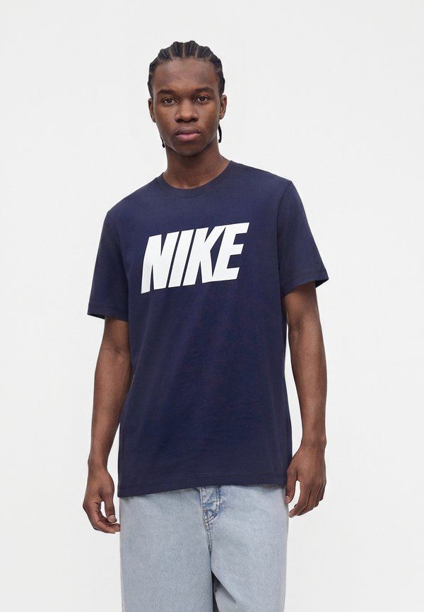 Nike Sportswear CLUB VARSITY LIFESTYLE - Print T-shirt - obsidian/white