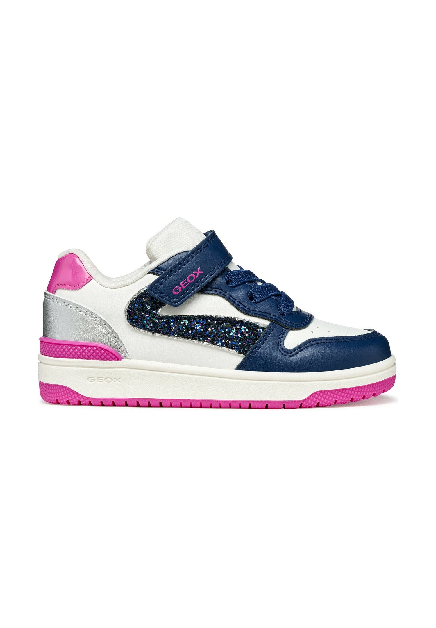 Weißer und marineblauer Sneaker mit pinken Akzenten, seitlichem Glitzereinsatz mit Struktur, Leder- und Synthetikmaterialien, Klettverschluß und Gummisohle.