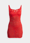 Rotes Spitzenkleid mit taillierter Silhouette, tiefem V-Ausschnitt und Spaghetti-Trägern. Durchscheinende Textur mit floralem Muster.