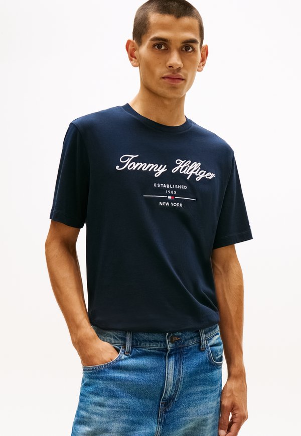 Tommy Hilfiger SCRIPT LOGO TEE - BRAND LOVE - Print T-shirt - desert sky