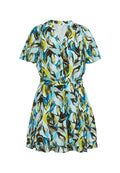 Blumenkleid mit V-Ausschnitt, kurzen Ärmeln, gebundenem Taillenbereich und ausgestelltem Rock. Es zeigt blaue, grüne und braune Blattmuster auf einem hellen Hintergrund.
