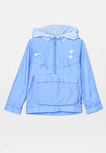 Hellblaue Nylonjacke mit Kapuze, halbem Reißverschluss, Klappentasche auf der Vorderseite, weißem Nike-Logo auf der linken Brust und Emblem von Tottenham Hotspur auf der rechten Brust.