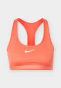 Korallenrosanes Nike Sport-BH mit Racerback-Design und weißem Nike-Swoosh-Logo mittig auf der Vorderseite.