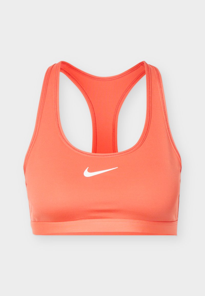 Korallenrosanes Nike Sport-BH mit Racerback-Design und weißem Nike-Swoosh-Logo mittig auf der Vorderseite.