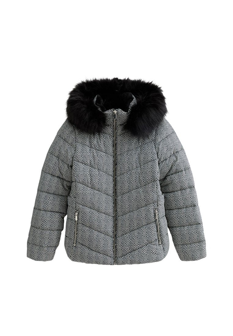 Gepolsterte Jacke im Fischgrat-Muster, schwarz-weiß, mit einer Kapuze aus schwarzem Kunstfell. Verfügt über einen Reißverschluss vorne und seitliche Taschen.