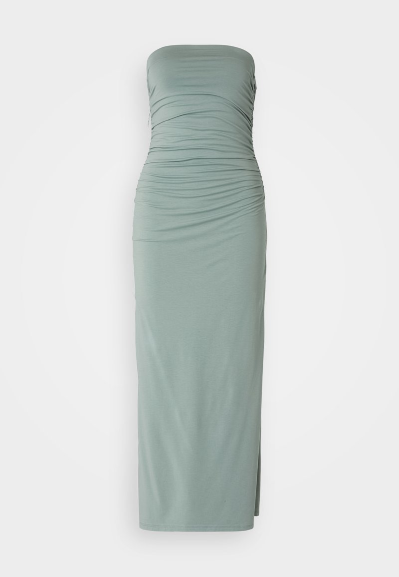 Trägerloses, geripptes Maxikleid aus weichem grünen Stoff mit geraffter Textur, figurbetontem Schnitt, seitlichem Schlitz und knöchellanger Silhouette.