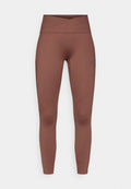 Braune high-waisted Leggings mit glatter, elastischer Textur. Verfügt über einen überkreuzten Bund und keine sichtbaren Nähte. Geeignet für Sportbekleidung.