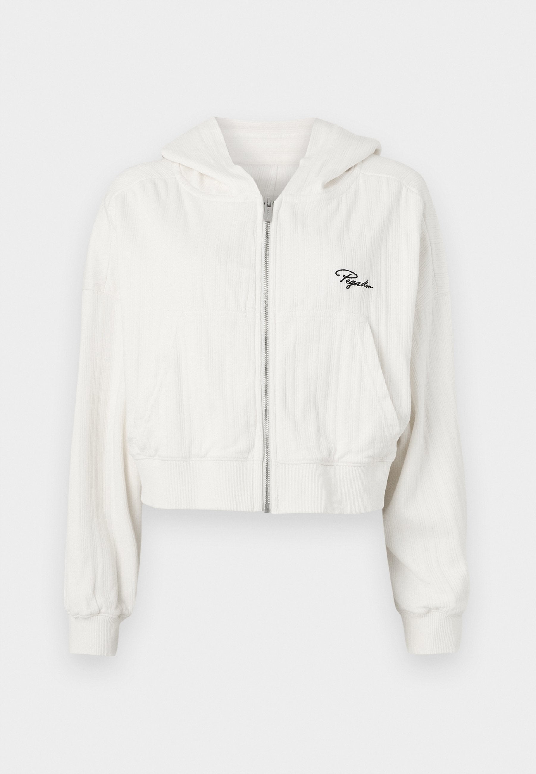 Gekürzte weiße Kapuzenjacke mit Reißverschluss, aus strukturierter Stoff gefertigt. Verfügt über zwei Fronttaschen und ein gesticktes Logo auf der linken Brust.