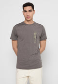 Graues Kurzarm-T-Shirt mit Rundhalsausschnitt, mit einem gelben grafischen Druck im linken Brustbereich. Hergestellt aus einem glatten, leichten Stoff.