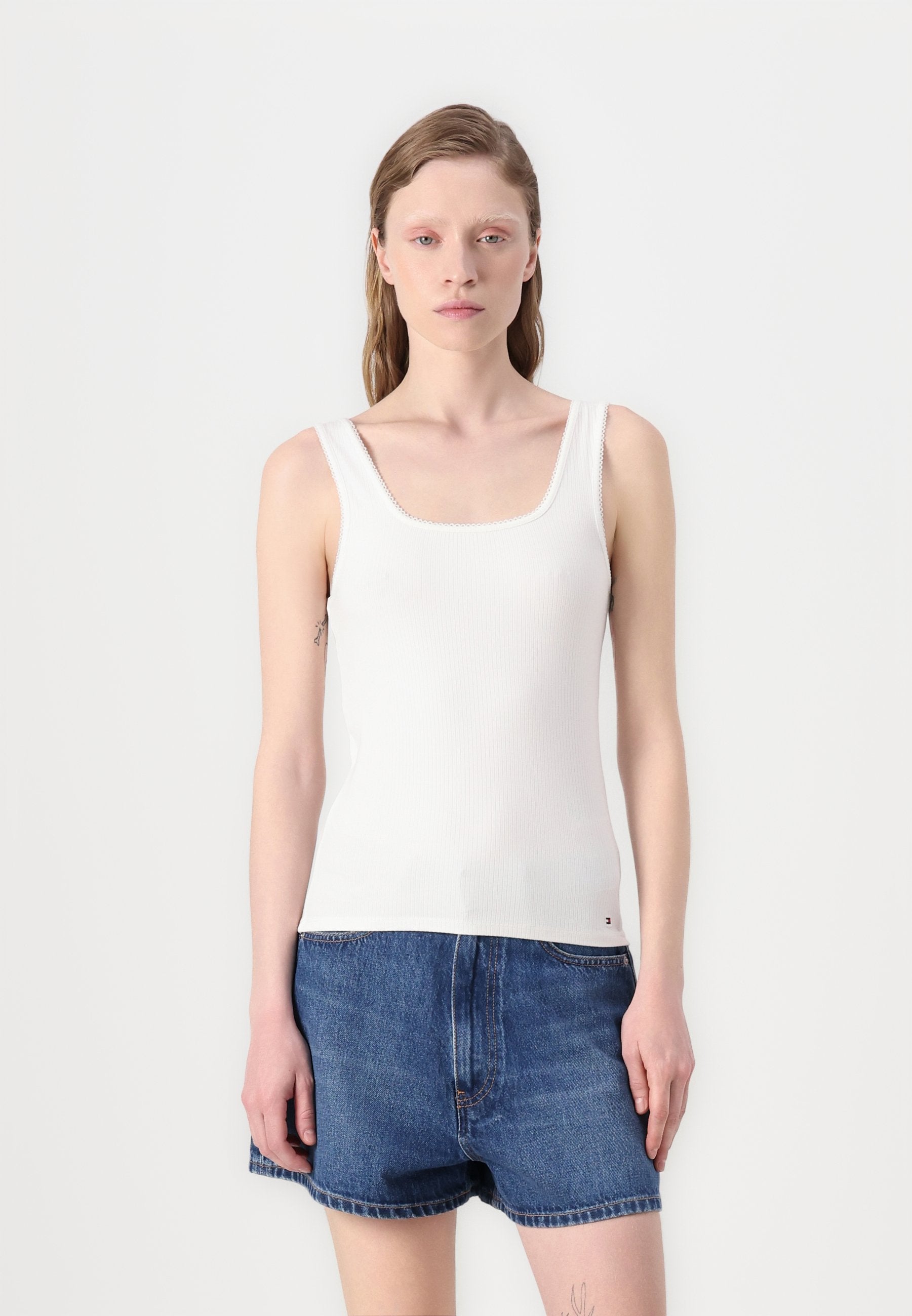 SLIM SQUARE TANK Media 3