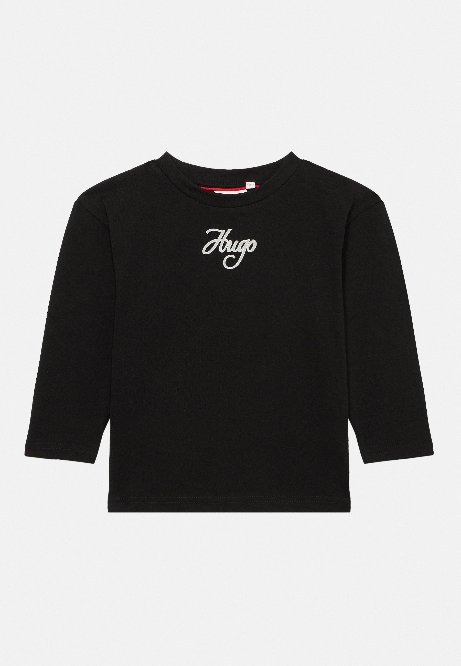 Schwarzes Langarmshirt mit rundem Ausschnitt und weißem kursivem „Hugo“-Logo mittig auf der Brust.