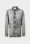 Langarmhemd aus verblasstem grauem Denim mit Button-Down-Kragen, ausgestattet mit einem kleinen roten Logo auf der Brust und strukturiertem Stoff.