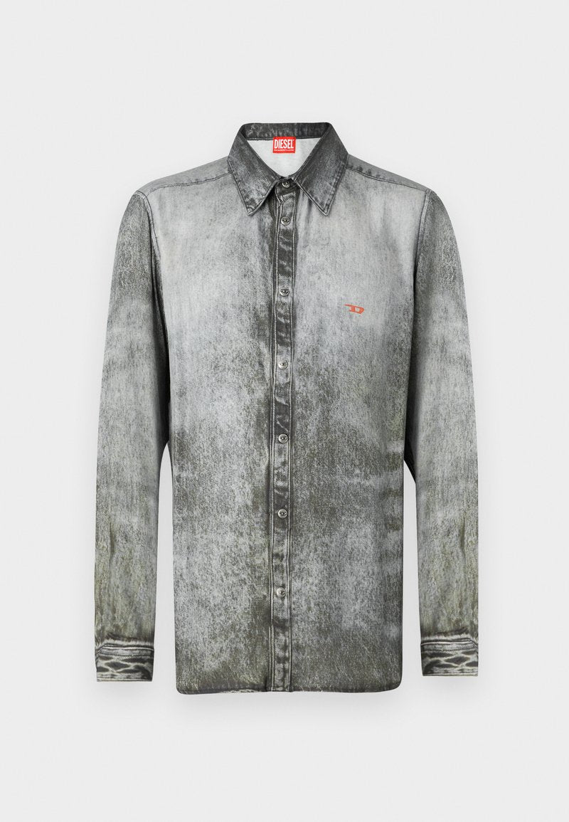 Langarmhemd aus verblasstem grauem Denim mit Button-Down-Kragen, ausgestattet mit einem kleinen roten Logo auf der Brust und strukturiertem Stoff.