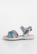 Glitzernde Sandalen mit silbernen Riemen, blauen und lila Akzenten. Weiche rosa Innensohle und strukturierte weiße Sohle für besseren Halt. Verstellbarer Verschluss.
