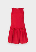 Rotes ärmelloses Kleid mit tailliertem Oberteil und gerafftem Rock. Verfügt über Kordelzug-Details an der Taille und eine kleine Öffnung am Rücken.