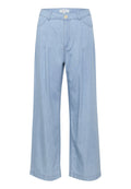 Helle blaue weite Jeanshose mit hoher Taille, Knopfverschluss und zwei Vordertaschen. Glatte Textur und sauberes, lässiges Design.
