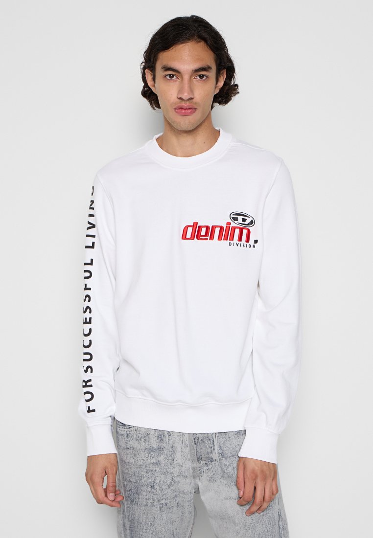 Weißes Sweatshirt mit langen Ärmeln, das ein rotes "denim"-Logo auf der Brust und schwarzen Text mit der Aufschrift "FÜR EIN ERFOLGREICHES LEBEN" auf dem Ärmel hat.