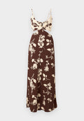 Braunes Maxikleid mit floralen Mustern und einem cremefarbenen Oberteil, das eine Twist-Detail und dünne Träger aufweist. Glattes Material mit fließendem Schnitt und Blumenmotiven.