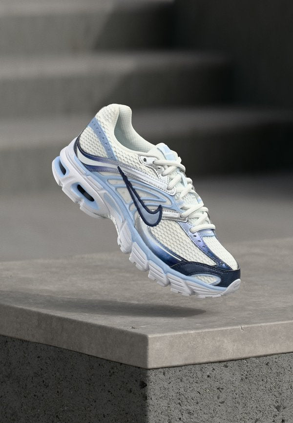 Nike Sportswear AIR MAX MOTO 2K SE - Trainers - white/hydrogen blue/metallic silver-coloured/midnight navy