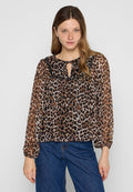 Leopardenmuster Bluse aus durchscheinendem Stoff mit langen Ärmeln, rundem Ausschnitt, Schlüssellochdetail und schwarzen Spitzenakzenten. Kombiniert mit blauen Jeans.