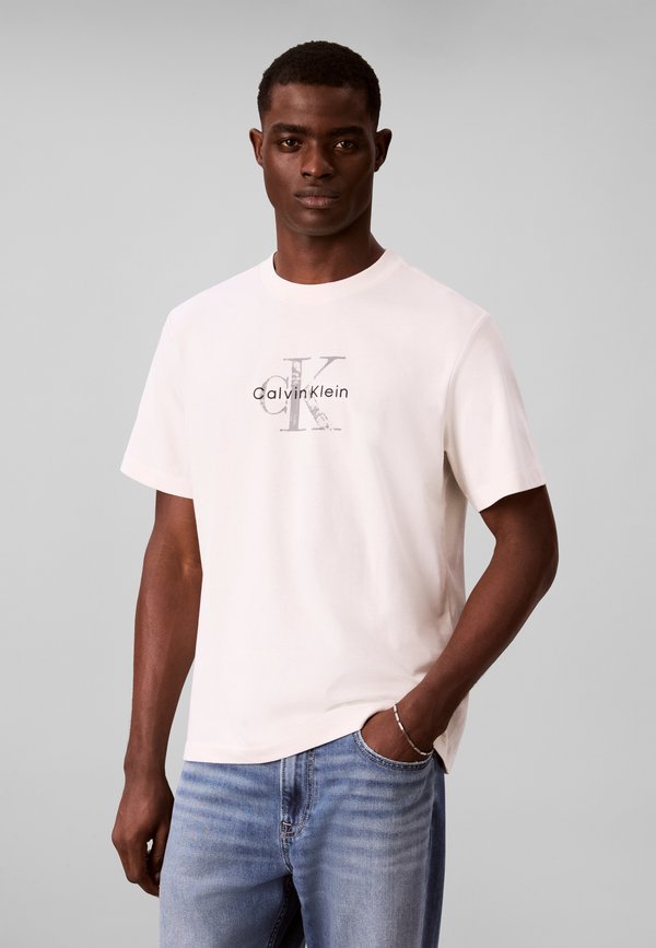 Calvin Klein Jeans DISTRESSD MNLGO GRAPHI - Print T-shirt - tofu
