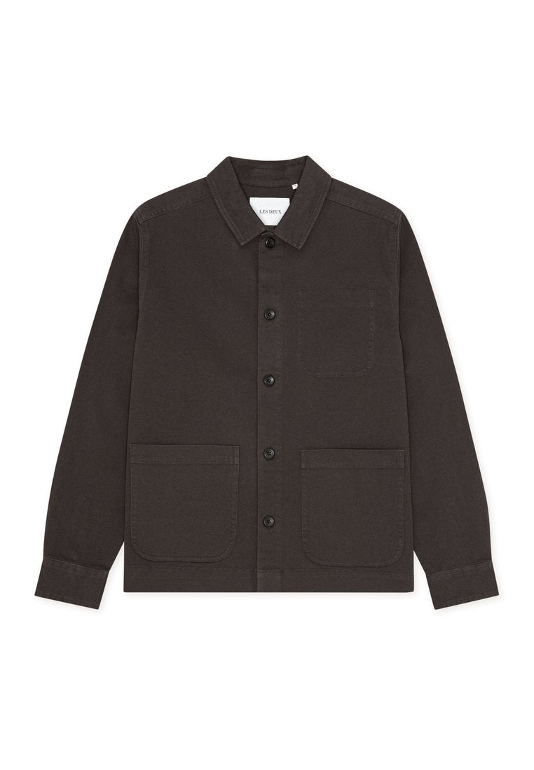 Dunkelgraue Jacke aus Baumwolle mit Knopfleiste, spitzem Kragen und zwei aufgesetzten Taschen vorne. Weiche Textur mit minimalen Details.