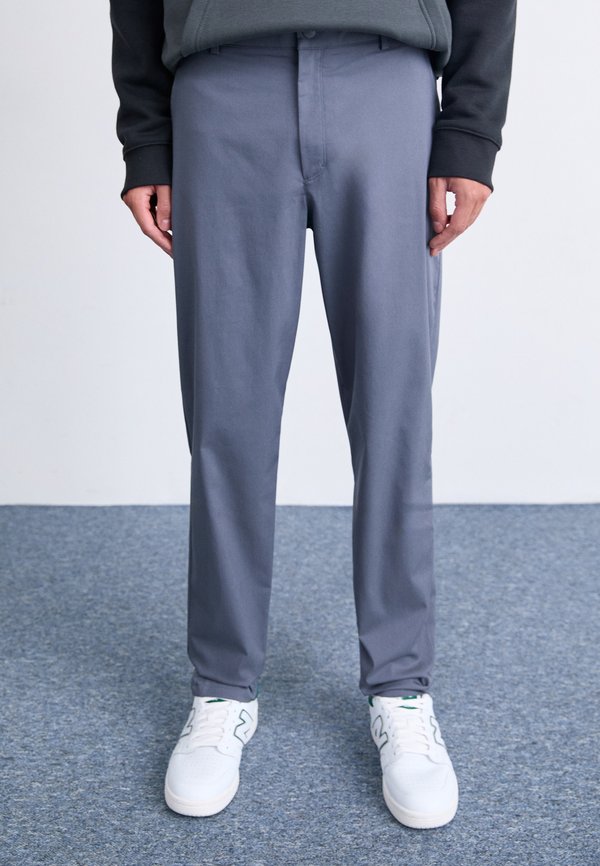 New Balance ATHLETICS STANDARD TAPERED PANT  - Trousers - graphite