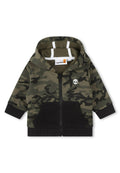 Camouflage-Zip-Hoodie in Grüntönen mit schwarzen Akzenten. Verfügt über eine Fronttasche, gerippte Manschetten und eine weich gefütterte Kapuze für zusätzlichen Komfort.