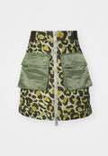 Cargo-Rock im grünen Leopardenmuster, mit zwei großen Satin-Taschen, einem Reißverschluss vorne und einem kontrastierenden Taillenbund.