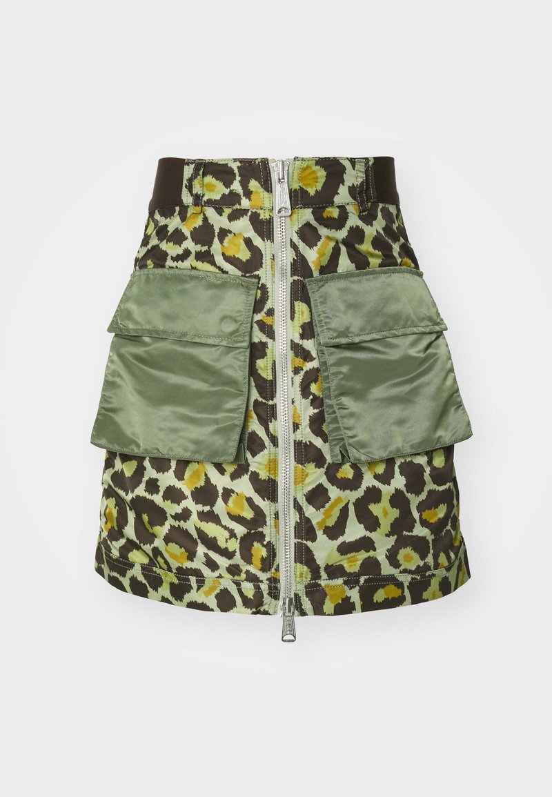 Cargo-Rock im grünen Leopardenmuster, mit zwei großen Satin-Taschen, einem Reißverschluss vorne und einem kontrastierenden Taillenbund.