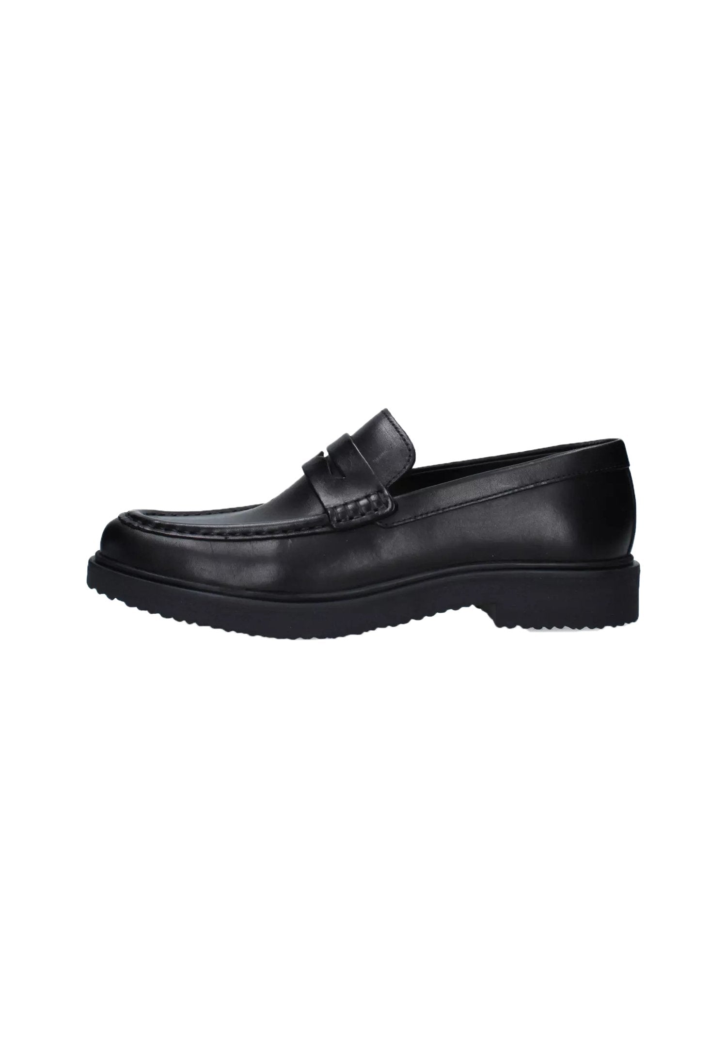 Schwarze Leder-Loafer mit glatter Oberfläche, genähten Details entlang des Obermaterials, einem rechteckigen Riemenakzent und einer strukturierten Gummisohle.