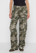 Camo Cargo-Hosen in Grüntönen und Beige, mit mehreren Seitentaschen, lockerer Passform und Knopfverschluss.