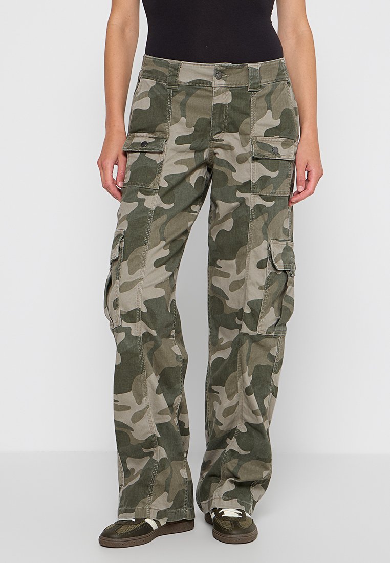 Camo Cargo-Hosen in Grüntönen und Beige, mit mehreren Seitentaschen, lockerer Passform und Knopfverschluss.