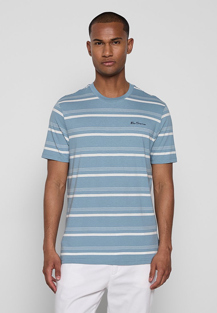 Blau gestreiftes Kurzarm-T-Shirt aus weichem Stoff, mit horizontalen weißen Streifen und einem kleinen Logo auf der Brust.