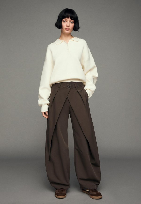 Bershka Trousers - sand