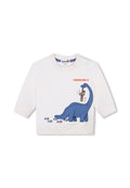 Weißes Babykleidungsstück mit langen Ärmeln, mit blauem Dinosaurier, der einen orangefarbenen Stiefel hält, schwarzen Fußabdrücken und dem orangefarbenen "Timberland"-Logo auf der Brust.