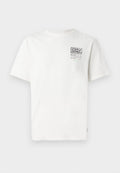 Weißes Baumwoll-T-Shirt mit kurzen Ärmeln, das auf der oberen linken Seite einen gedruckten Grafikaschriftzug "SURF CO." in schwarzem Text zeigt.