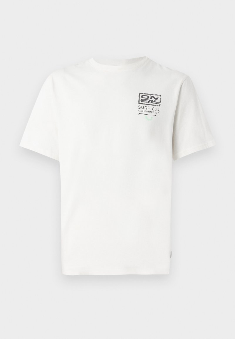 Weißes Baumwoll-T-Shirt mit kurzen Ärmeln, das auf der oberen linken Seite einen gedruckten Grafikaschriftzug "SURF CO." in schwarzem Text zeigt.