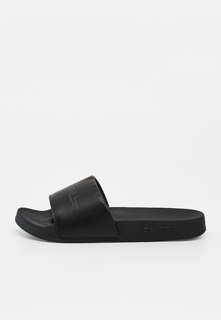 Schwarze Slidesandale mit breitem Riemen, geprägt mit Logo und strukturiertem Fußbett, flacher Sohle und Branding an der Seite.