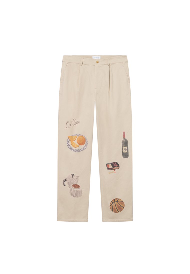 Beige Baumwollhosen mit verspielten gestickten Illustrationen, darunter Essensgegenstände, eine Weinflasche und ein Basketball an jedem Bein.