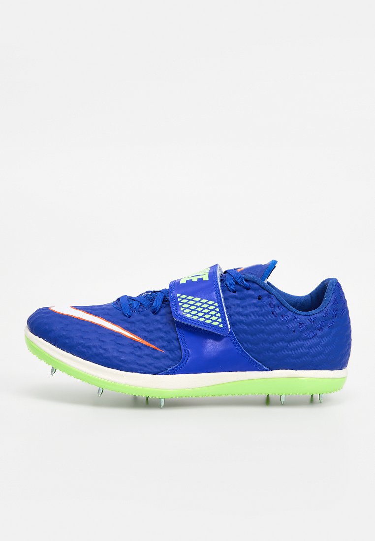 Blauer Sportschuh mit strukturiertem Obermaterial, orangefarbenen Akzenten, grüner Sohle und einem Klettverschluss. Verfügt über Stollen für besseren Halt auf Untergründen.