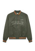 Grüne Satin-Bomberjacke mit vertikalen orangefarbenen Streifen, gesticktem "YALE"-Logo, elastischen Bündchen und Saum.